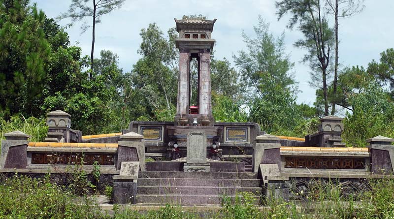 Phần mộ chung của Trần Cao Vân và Thái Phiên lãnh đạo phong trào khởi nghĩa Duy Tân